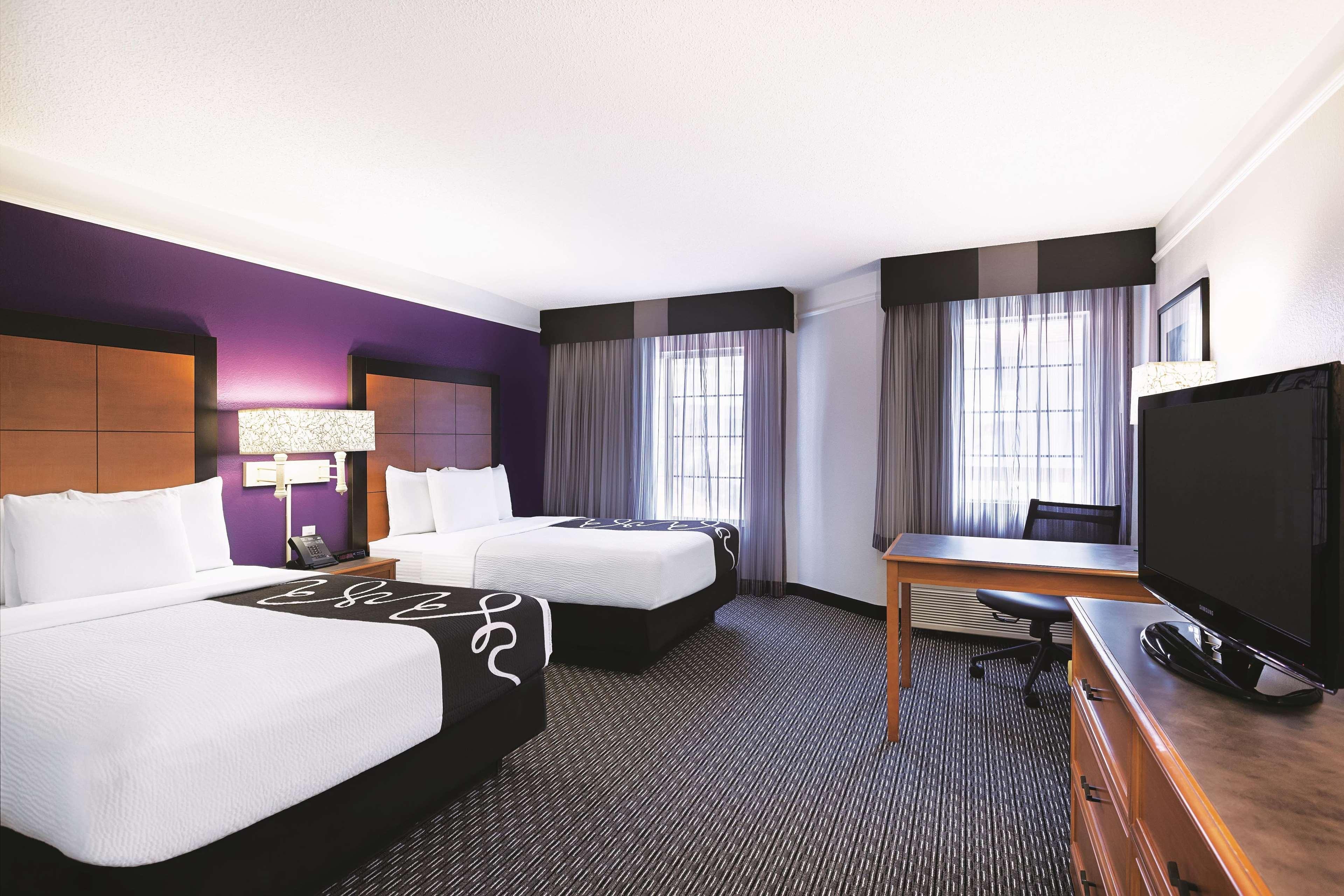 Отель La Quinta By Wyndham Raleigh Durham Intl Ap Моррисвилл Экстерьер фото
