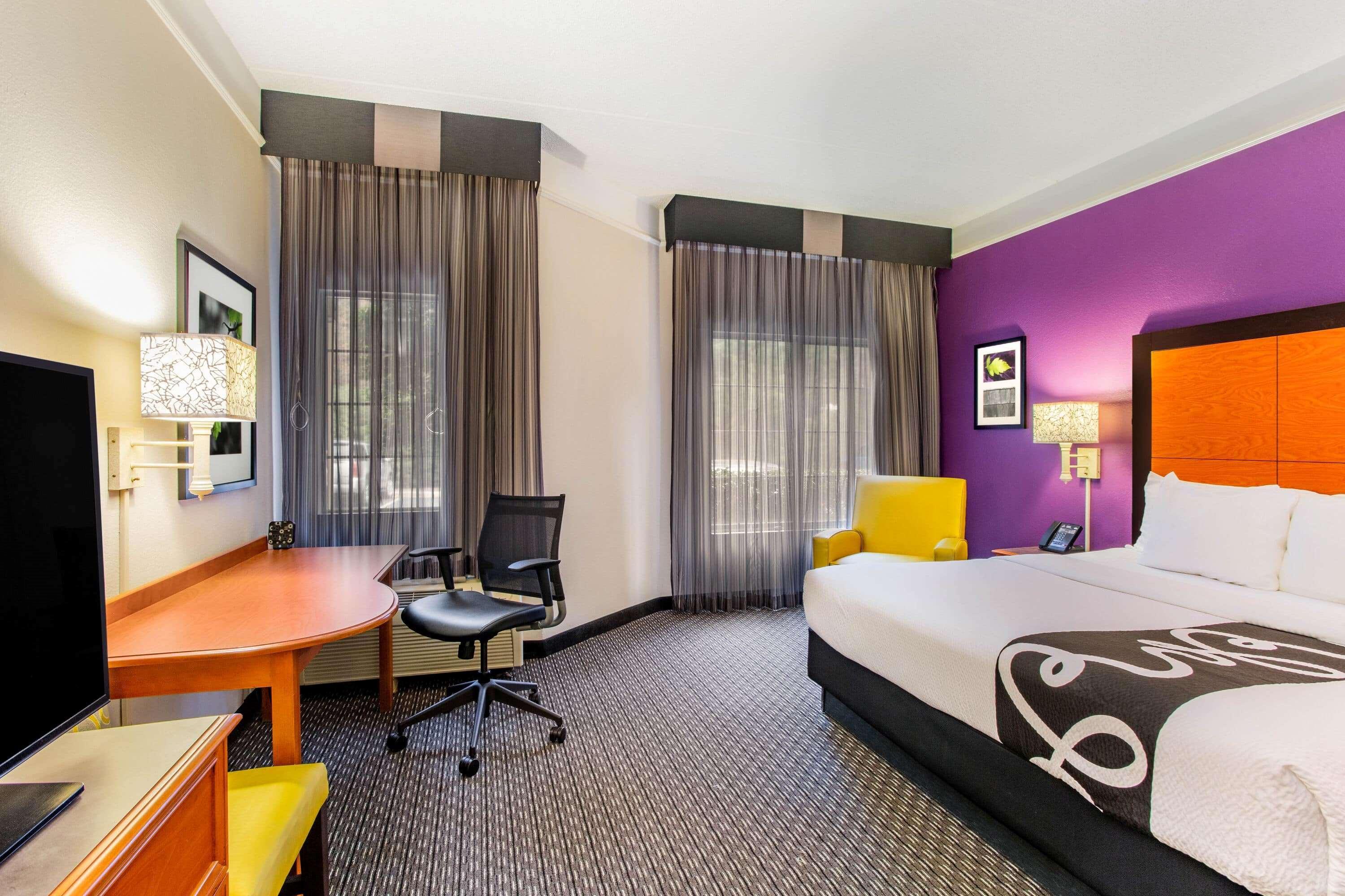 Отель La Quinta By Wyndham Raleigh Durham Intl Ap Моррисвилл Экстерьер фото