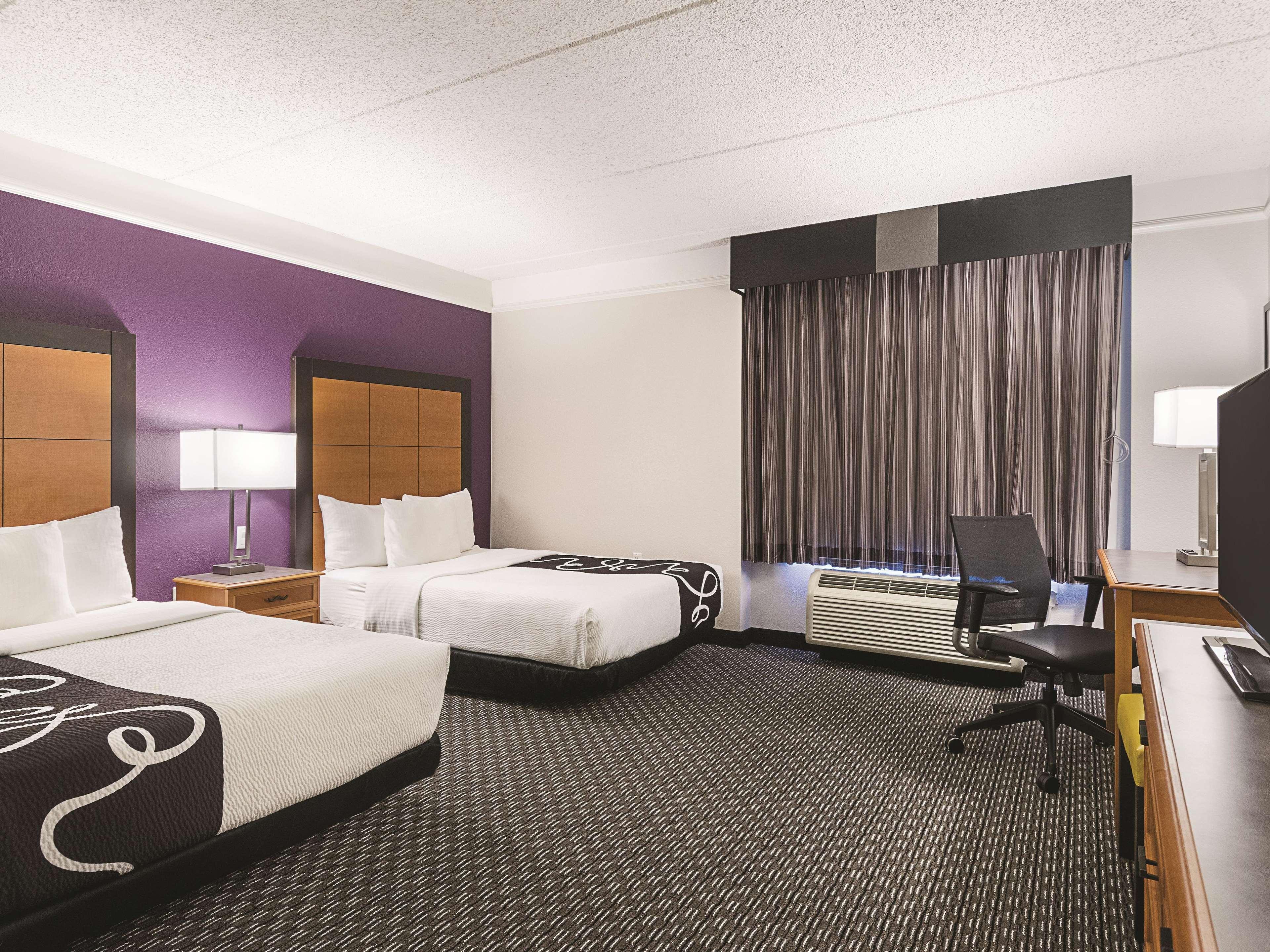 Отель La Quinta By Wyndham Raleigh Durham Intl Ap Моррисвилл Экстерьер фото