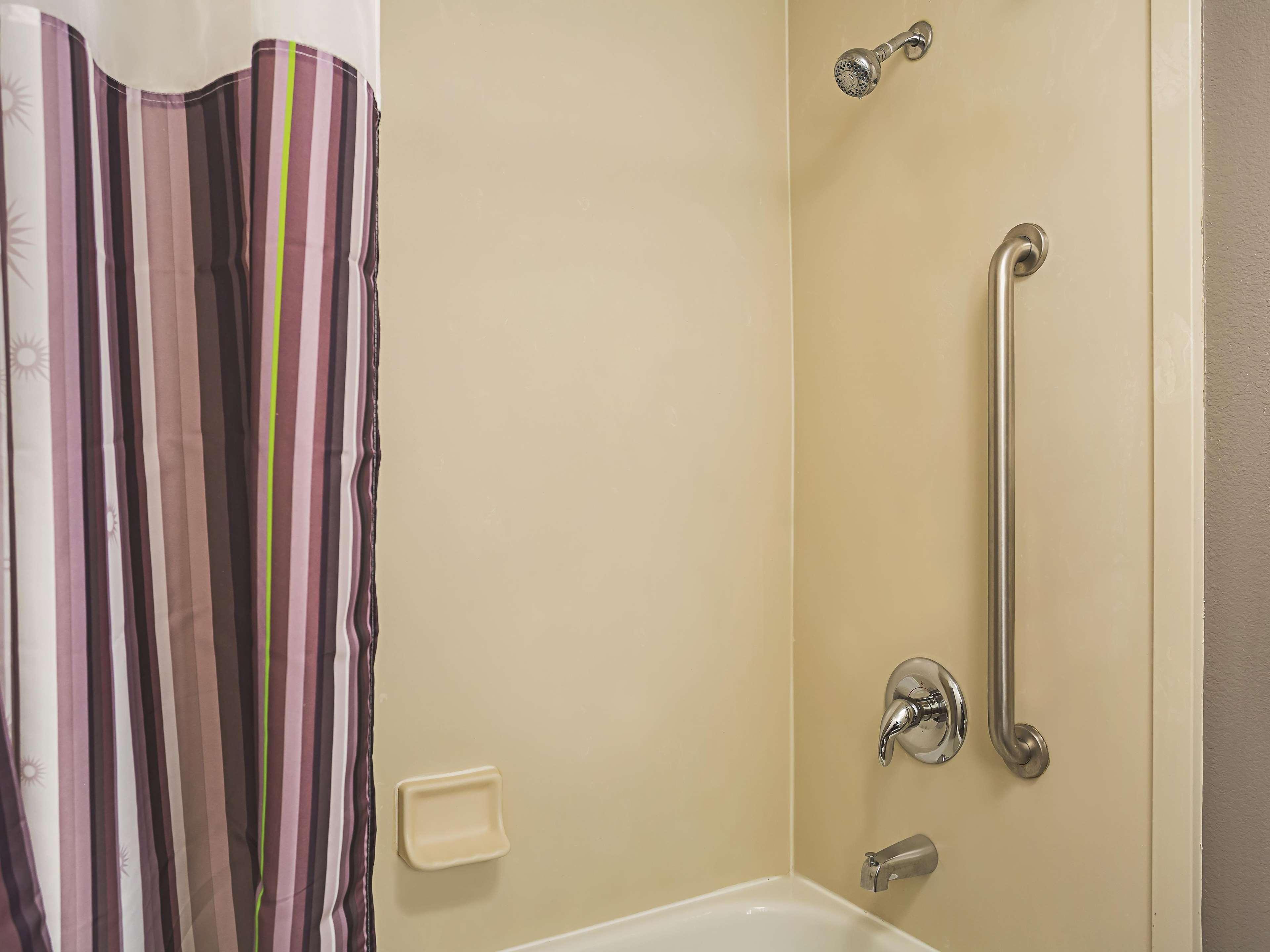 Отель La Quinta By Wyndham Raleigh Durham Intl Ap Моррисвилл Экстерьер фото
