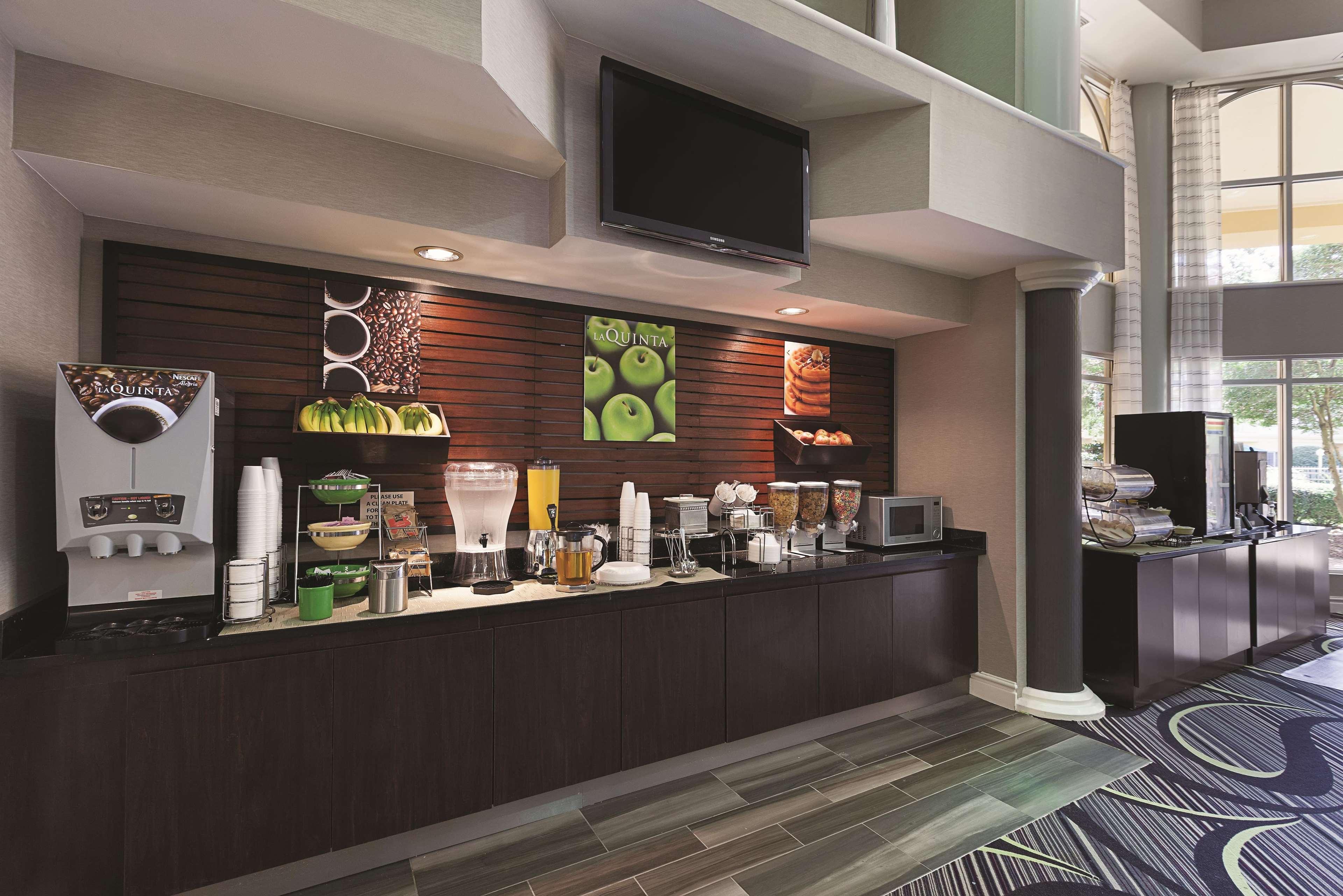 Отель La Quinta By Wyndham Raleigh Durham Intl Ap Моррисвилл Экстерьер фото