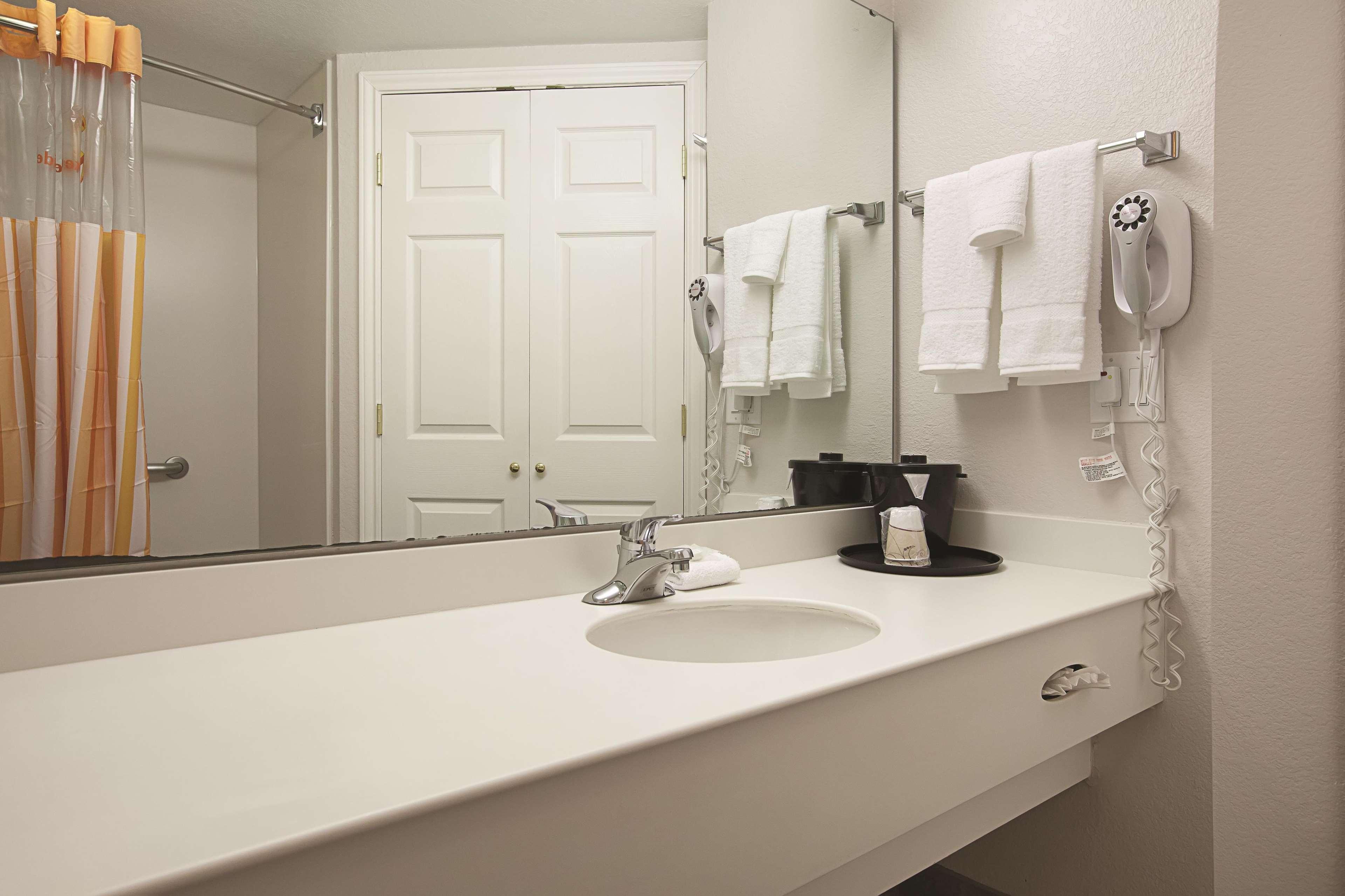 Отель La Quinta By Wyndham Raleigh Durham Intl Ap Моррисвилл Экстерьер фото