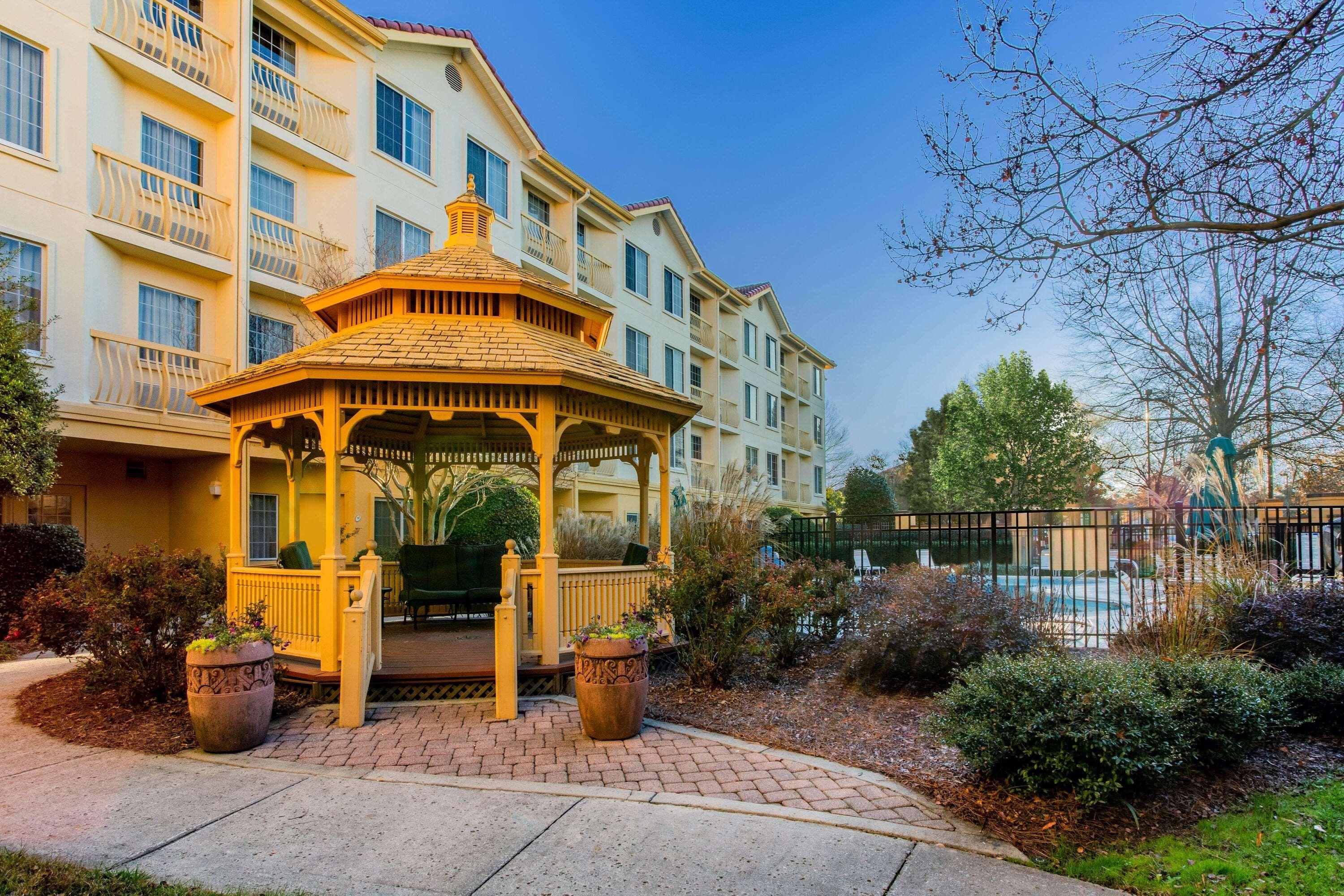 Отель La Quinta By Wyndham Raleigh Durham Intl Ap Моррисвилл Экстерьер фото