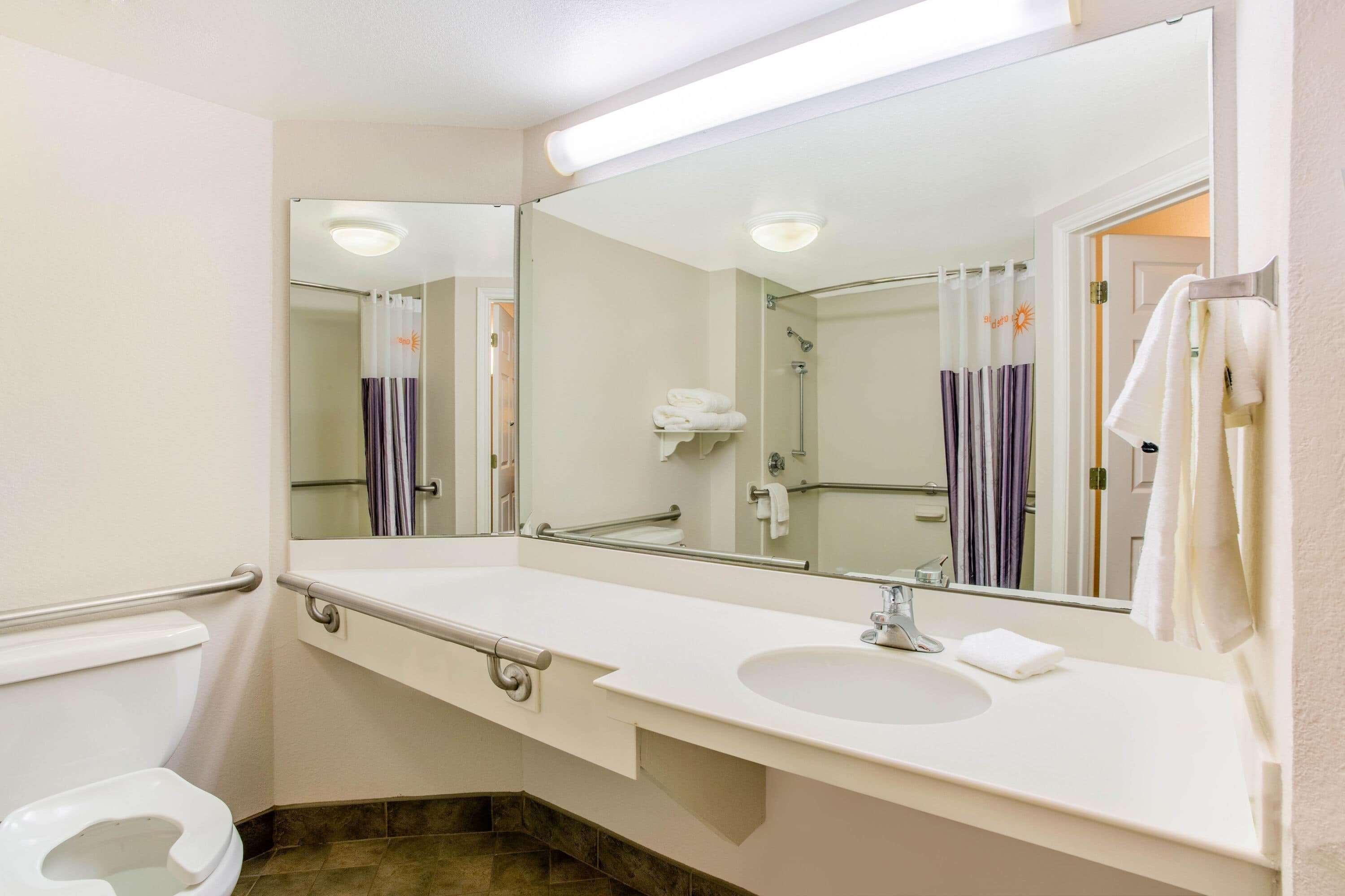 Отель La Quinta By Wyndham Raleigh Durham Intl Ap Моррисвилл Экстерьер фото