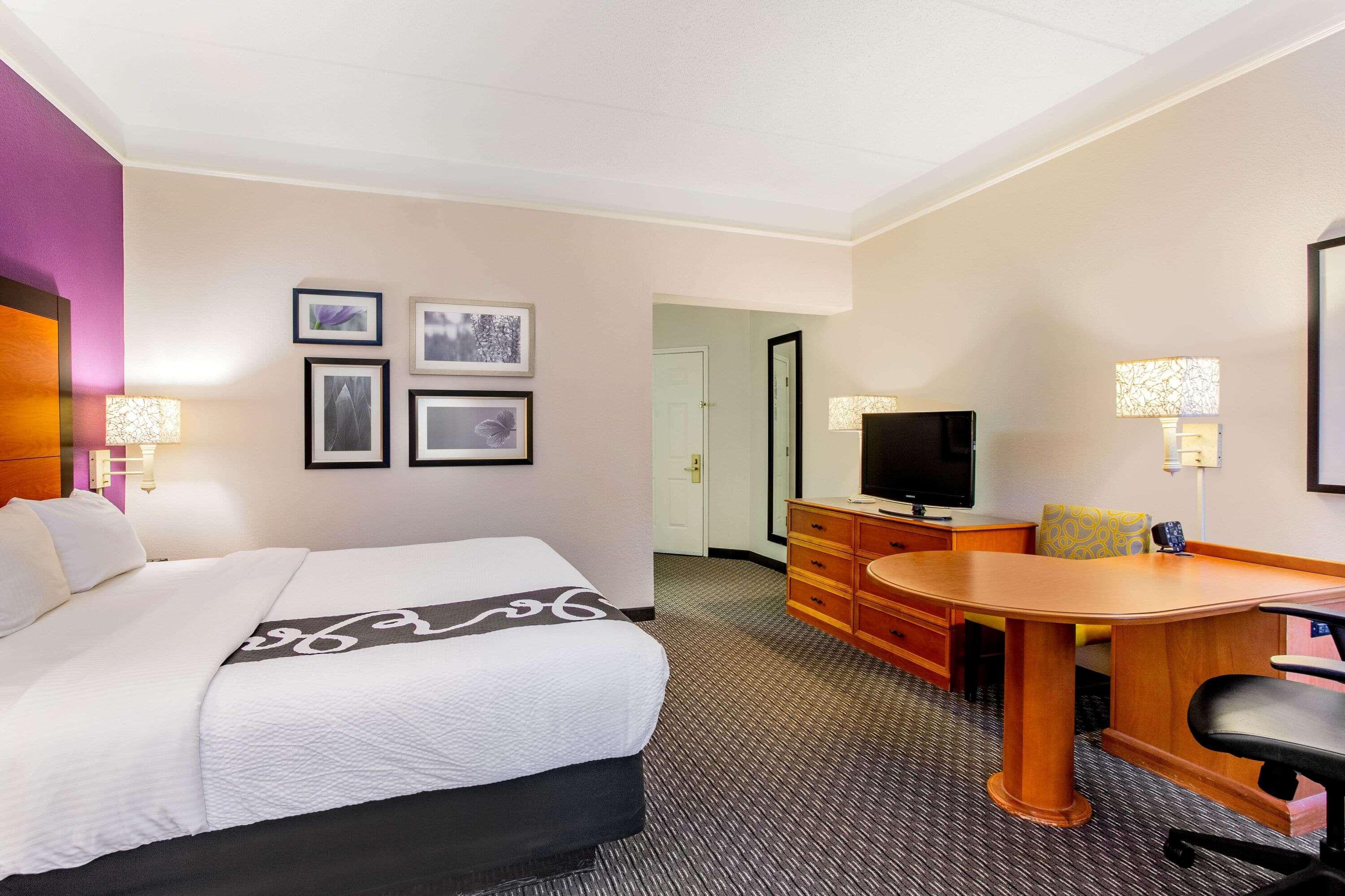 Отель La Quinta By Wyndham Raleigh Durham Intl Ap Моррисвилл Экстерьер фото