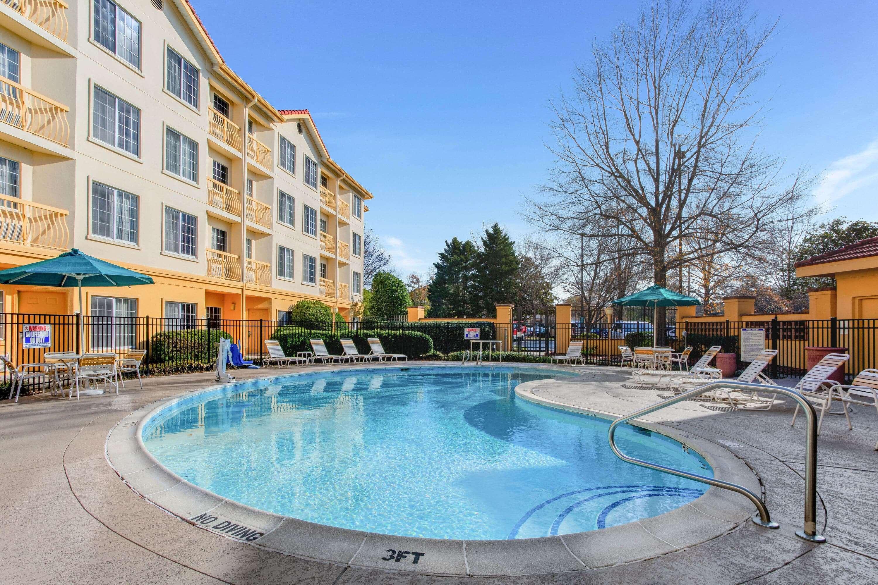 Отель La Quinta By Wyndham Raleigh Durham Intl Ap Моррисвилл Экстерьер фото