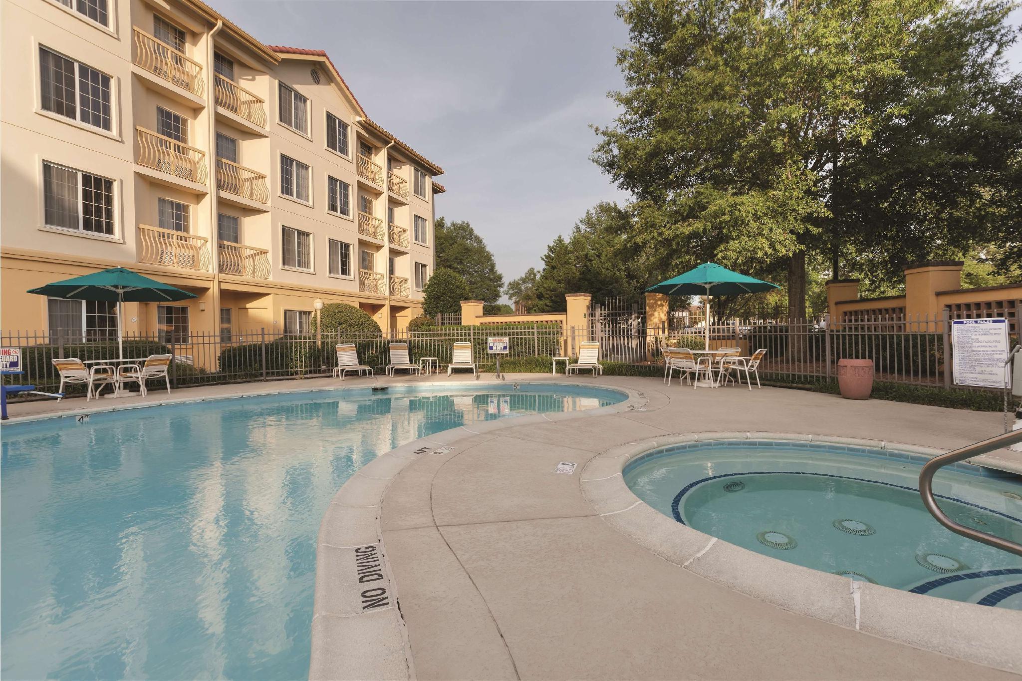 Отель La Quinta By Wyndham Raleigh Durham Intl Ap Моррисвилл Экстерьер фото