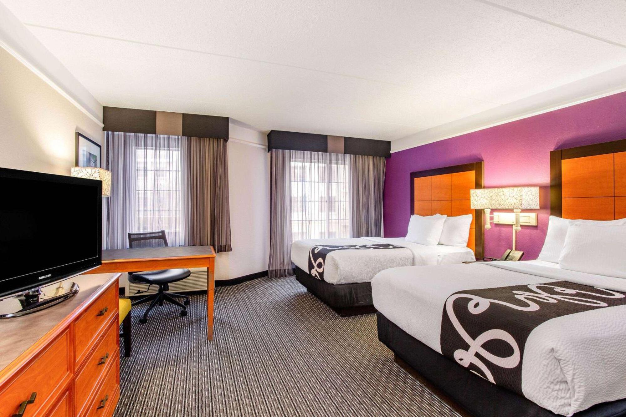 Отель La Quinta By Wyndham Raleigh Durham Intl Ap Моррисвилл Экстерьер фото