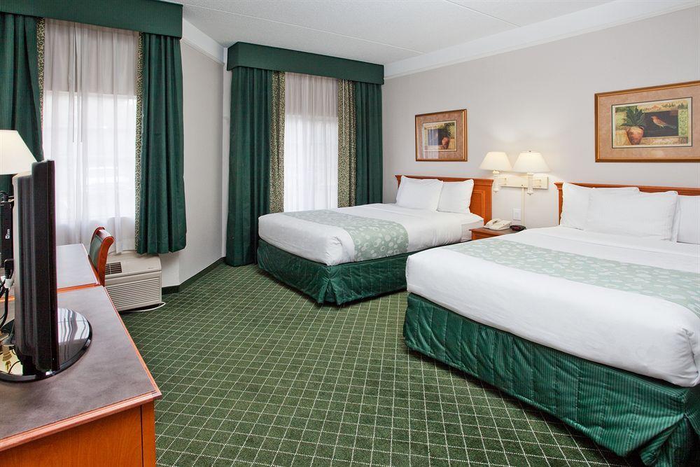 Отель La Quinta By Wyndham Raleigh Durham Intl Ap Моррисвилл Экстерьер фото
