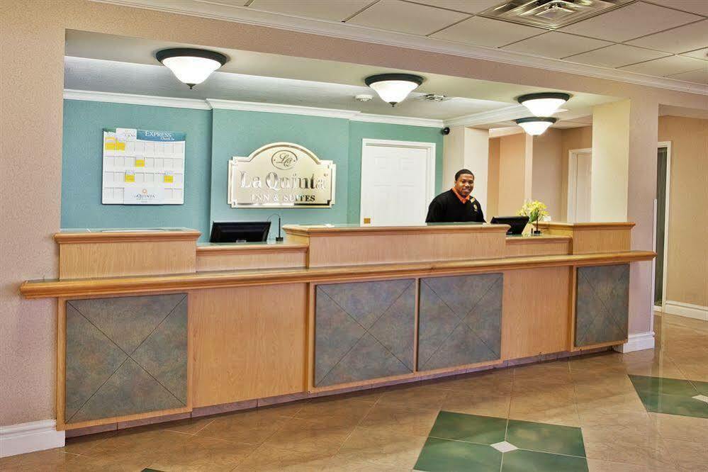 Отель La Quinta By Wyndham Raleigh Durham Intl Ap Моррисвилл Экстерьер фото