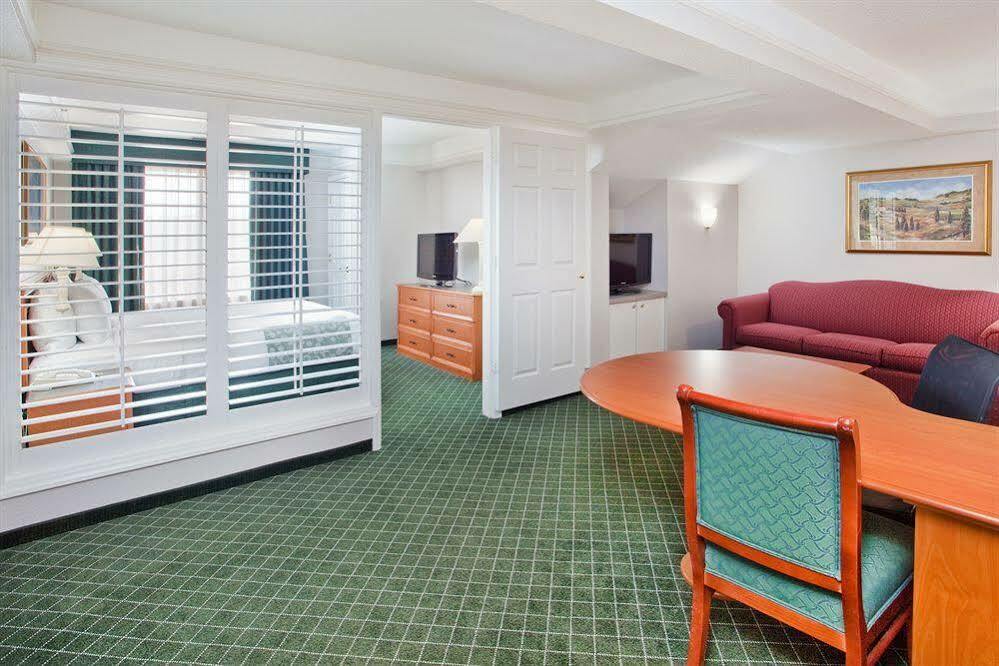 Отель La Quinta By Wyndham Raleigh Durham Intl Ap Моррисвилл Экстерьер фото