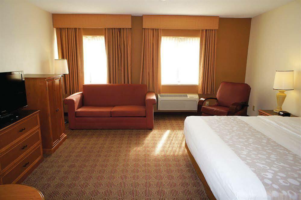 Отель La Quinta By Wyndham Raleigh Durham Intl Ap Моррисвилл Экстерьер фото